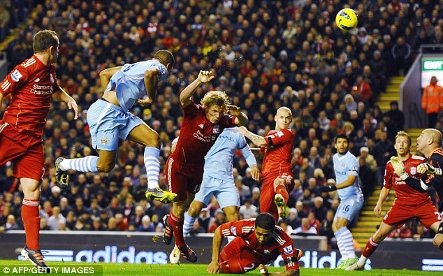 Vòng 13. Liverpool 1 City 1: Vincent Kompany ghi bàn nhưng City không thể thắng.
